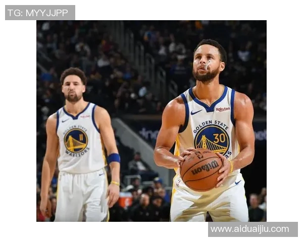 快船与勇士激战正酣10月25日NBA焦点对决引发球迷热议 快船与勇士激战正酣10月25日NBA焦点对决引发球迷热议